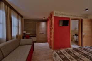 图恩诺图弗木屋酒店 - 山湖的一间配有沙发和红色门的酒店客房