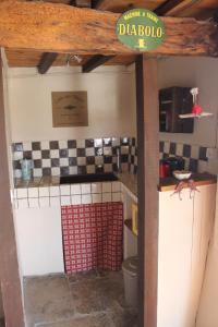 Salles-sous-Bois拉巴格迪乐旅馆的一间带水槽和卫生间的厨房