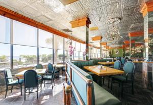 默特尔比奇Ocean Annie's Resorts的餐厅设有桌椅和大窗户。