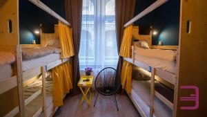 蒂米什瓦拉InVerve Hostel的客房设有3张双层床和黄色窗帘