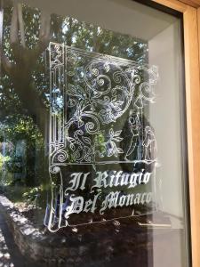 弗留利地区奇维达莱Il Rifugio del Monaco的存储窗口中椅子的窗口显示