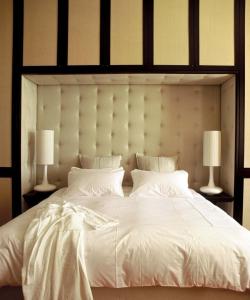 开普敦 班克霞精品酒店及水疗中心的一间卧室配有一张带两盏灯的大型白色床。