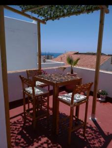 佩尼斯科拉Casita Marinera的海景露台配有桌椅