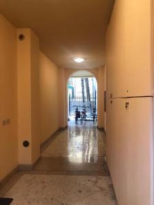 博洛尼亚Le palme的大楼里一个空的走廊,有冰箱