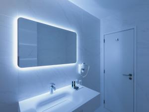 里斯本卢特西亚智能设计酒店的白色的浴室设有水槽和镜子