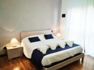 菲乌米奇诺多莫斯帕尔科旅馆的一间卧室配有一张带白色床单和蓝色枕头的大床。