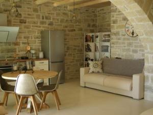 马塔拉VILLA SELINI LUXURY APARTMENT的带沙发和桌子的客厅以及厨房。
