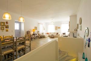 斯派赛斯VILLA AELIA in Spetses - charm & convenience, 2min beach的客厅和带餐桌及椅子的用餐室