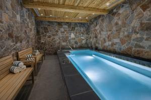 阿尔塔The Snowpine Lodge的石头墙房的游泳池