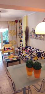 莫拉卡里瓦Magic Mola的客厅配有沙发和植物桌子