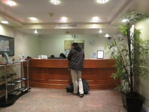 温哥华卡桑德拉酒店的站在等候室柜台上的人