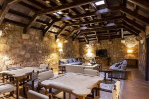 锡古恩萨席昆沙帕拉多尔酒店的客厅设有石墙和木制天花板。