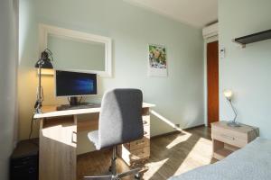 鲁达希隆斯卡Apartament RSL的客房设有一张桌子、一台电脑和一把椅子