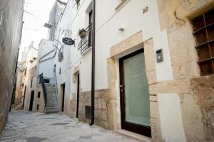 阿尔塔穆拉La casa del calzolaio的楼边的一条带窗户的小巷