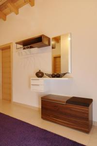 奥贝朴菲斯韦博酒店的一间卧室配有一张床、镜子和紫色地毯