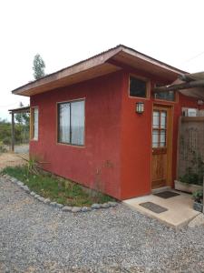 El TotoralCabañita Totoverde的前面有一扇门的红色房子