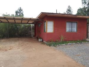 El TotoralCabañita Totoverde的前面有车棚的红色房子