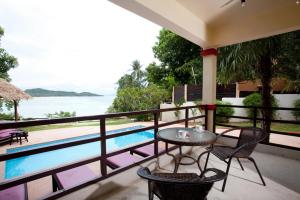 西塔努3 Bedroom Seafront Villa Island View SDV233-By Samui Dream Villas的游泳池旁带桌椅的阳台