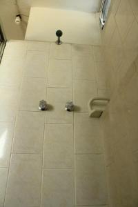 阿卡普尔科Hotel Avenida的浴室铺有瓷砖地板,配有2台探测器