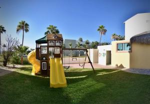Santa Maria del Cabo的儿童游玩区