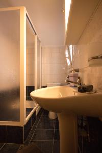 克拉默特Angel Luxury Apartments的浴室配有白色水槽和淋浴。