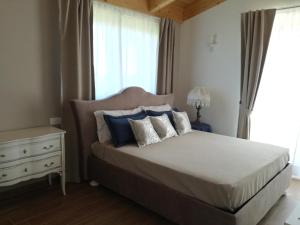 滨海库普拉B&B CasalFarano的一间卧室配有一张带蓝色和白色枕头的床