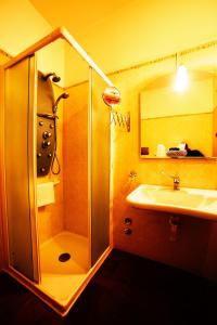 MontecosaroLa Luma Hotel的带淋浴和盥洗盆的浴室