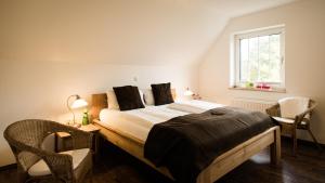 克桑滕克根哈夫膳食旅馆的一间卧室设有一张大床和一个窗户。