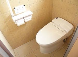仓敷Kofuji Ryokan的浴室设有卫生间和两卷卫生纸。