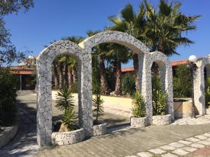 维耶斯泰Villa Terra Nostra的公园内棕榈树的石拱门