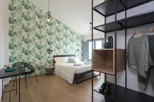拉古萨Madre的一间卧室设有一张床和绿色的墙壁
