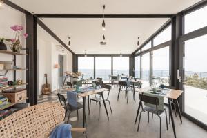 拉古萨Madre的用餐室配有桌椅和大窗户