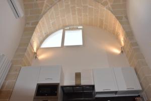 加拉蒂纳ArcoSalento的厨房里的拱门,有窗户