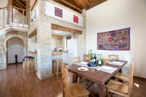 巴尔巴特Villa fuente redonda的厨房以及带木桌和椅子的用餐室。