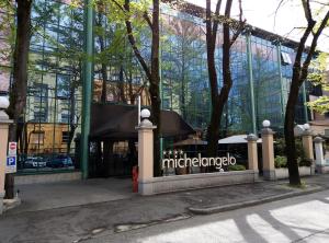 弗利米开朗基罗酒店的玻璃建筑上贴有michelinamedo标志