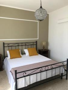 莱波拉诺B&B Nonna Pina的一间卧室配有一张大床和两个橙色枕头