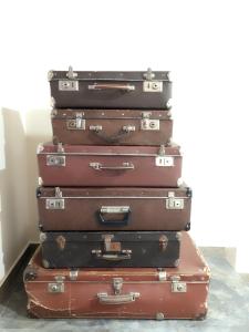 戈里斯赞格尔酒店的堆叠在一起的箱子