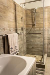 楚梅布Haus Mopanie的带淋浴、盥洗盆和浴缸的浴室