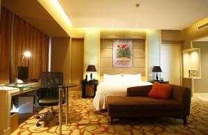 北京北京文津国际酒店的配有一张床和一张书桌的酒店客房