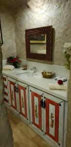 昆卡MOLINO DEL PUENTE的一间带水槽和镜子的浴室