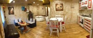 昆卡MOLINO DEL PUENTE的一间带桌子的客厅和一间厨房