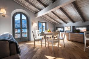 斯特雷萨Isola Bella Apartments - Via del Voltone的厨房以及带桌椅的用餐室。
