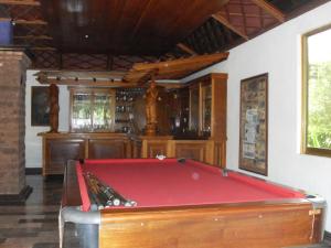 Monte Gordo埃尔多拉酒店的台球室,内设台球桌