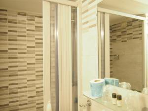 佛罗伦萨桑塔克罗奇酒店的一间带水槽和镜子的浴室