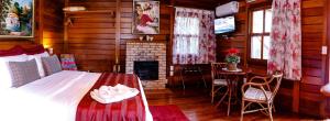 佩德拉阿祖尔奥格尼卡庄园旅馆的一间卧室配有一张床和一个壁炉