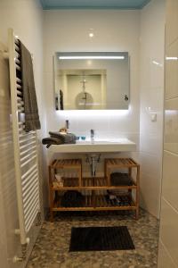 圣安娜兰L'Ancora的一间带水槽和镜子的浴室