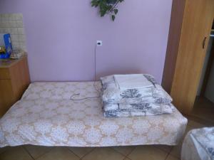 Czarna DąbrówkaStajnia Grazyny Mikorowo 46的一间小卧室,卧室内配有一张床铺