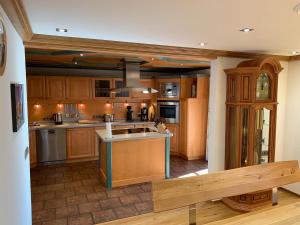 施万高Haus am Kienberg的一个带木制橱柜和长凳的大厨房