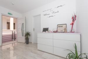 马卡尔斯卡Apartments Nataly with FREE PARKING的白色的客房配有白色梳妆台和镜子
