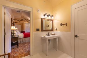 Painesville斯蒂尔庄园宾馆及集散中心的一间带水槽的浴室和一间卧室